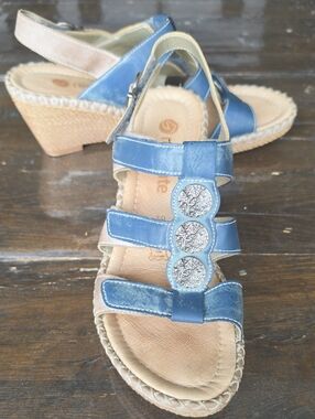 (39) Remonte Blue &Tan Leather Slingback Sandals with Silver Medallions Wedge